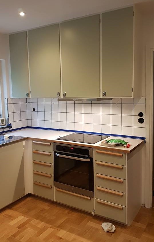 Renovering av kök med nya luckor från IKEA.